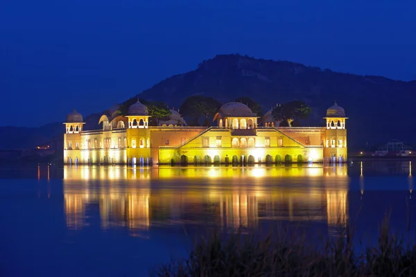 På palace jal mahal på natten — Stockfoto