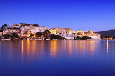 Gece Şehir Sarayı, Udaipur, Rajasthan, Hindistan, Asya