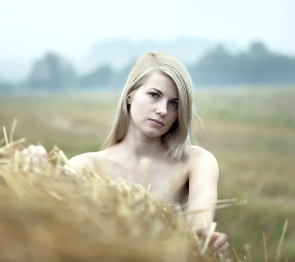 Young woman among the straw. — Stock Photo, Image
