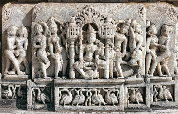 Det gamle soltempelet i Ranakpur. Jain Temple-utskjæring . – stockfoto