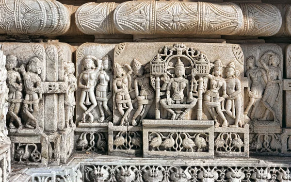 Starověké sluneční chrám v ranakpur. Jain chrám řezbářství. — Stock fotografie
