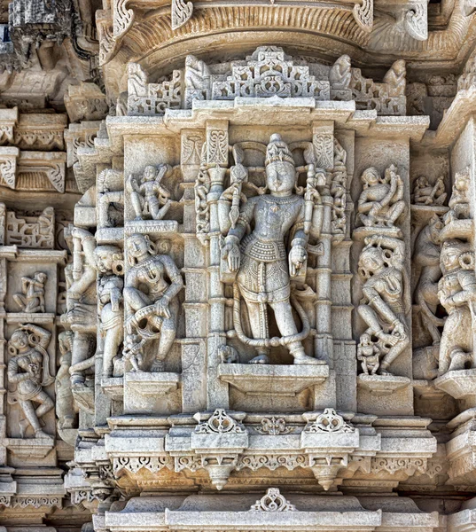 Templo do Sol Antigo em Ranakpur. Templo de Jain Escultura . — Fotografia de Stock