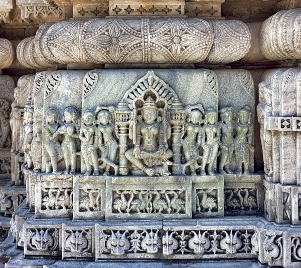ラナクプールの古代の太陽神寺院。ジャイナ教の寺院の彫刻. — ストック写真