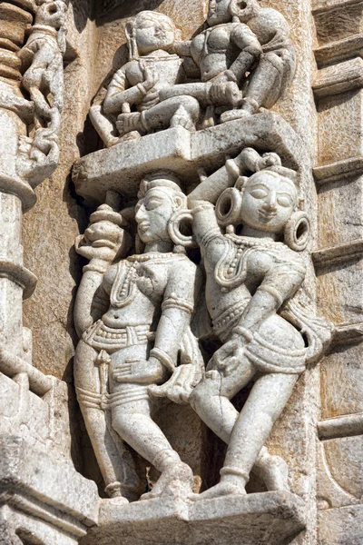 Antiguo Templo del Sol en Ranakpur. Talla del templo de Jain . —  Fotos de Stock