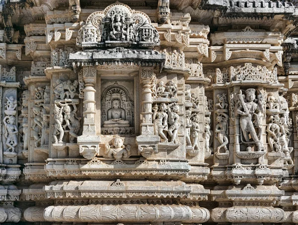 Antiguo Templo del Sol en Ranakpur. Talla del templo de Jain . —  Fotos de Stock