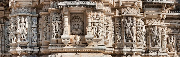 Antiguo Templo del Sol en Ranakpur. Talla del templo de Jain . —  Fotos de Stock