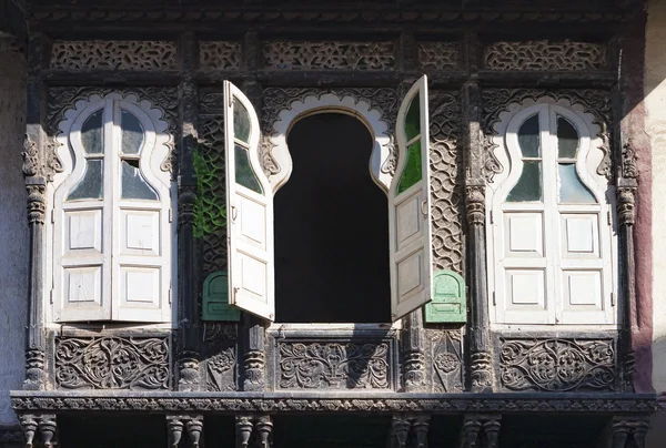 Trzy stare okna z okiennicami — Zdjęcie stockowe