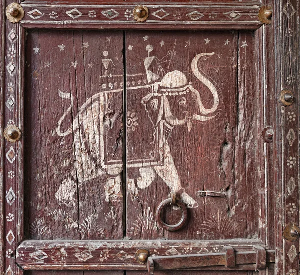 Vecchia porta in legno con l'immagine di un elefante. Frammento . — Foto Stock