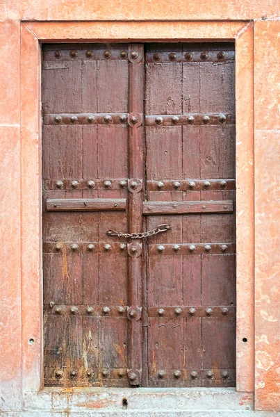 Puerta de madera marrón vieja. — Foto de Stock