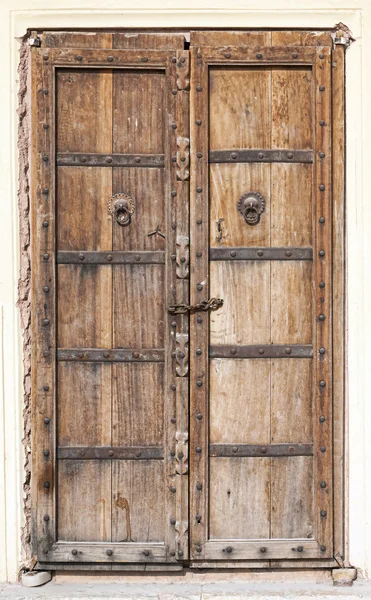 Vecchia porta in legno . — Foto Stock