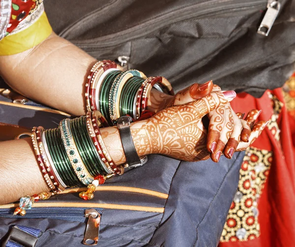 Hands of a young Indian woman adorned with traditional bangles and mehndi. — Stock Photo, Image