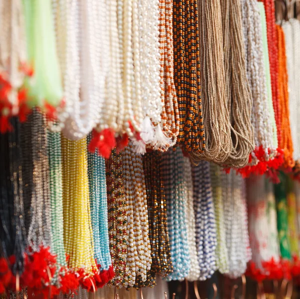 Perles indiennes sur le marché local à Pushkar . — Photo