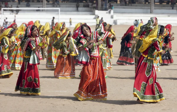 Filles indiennes en tenue ethnique colorée — Photo