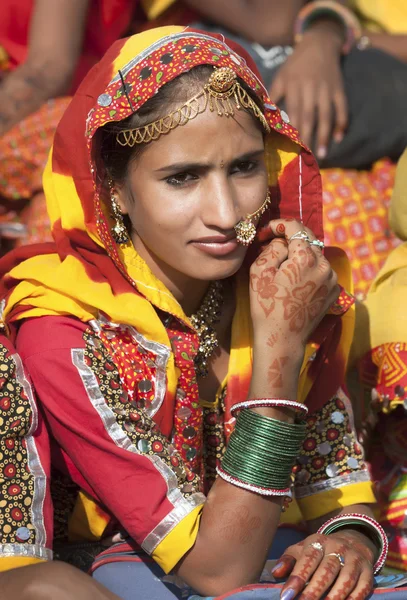 Renkli etnik kıyafetleri içinde Hintli kız — Stok fotoğraf