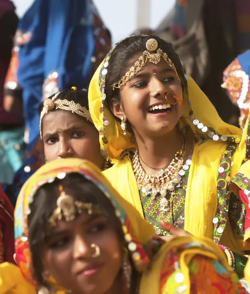 Indische meisjes in kleurrijke etnische kleding — Stockfoto