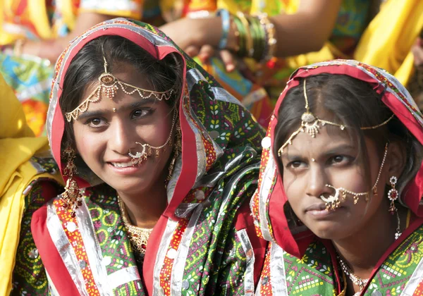 Meninas indianas em trajes étnicos coloridos — Fotografia de Stock