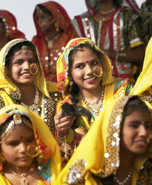 Ragazze indiane in abiti etnici colorati — Foto Stock
