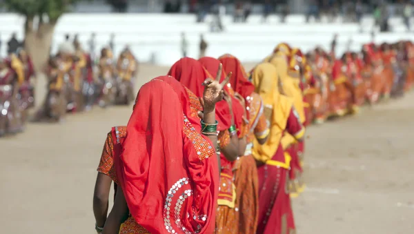 Hinduski w kolorowe stroje etniczne — Zdjęcie stockowe