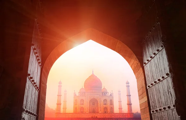 Taj mahal i solljus — Stockfoto