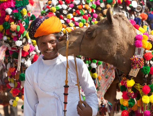 Concours traditionnel de décoration de chameaux à Camel mela à Pushka — Photo