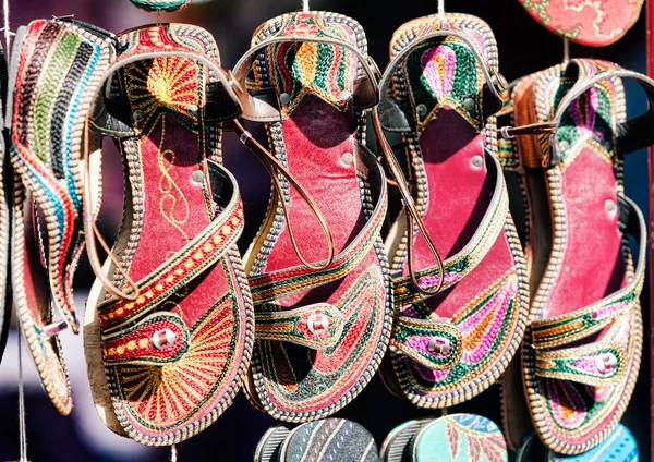 Traditional women's shoes in the local market in India — Stock Photo, Image