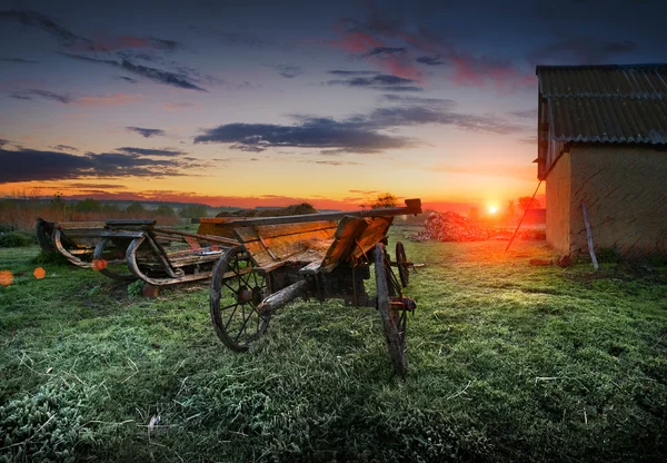 Sonnenaufgang auf dem Bauernhof. — Stockfoto