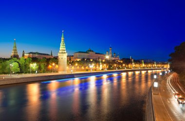 Moskova kremlin ve Moskova Nehri gece görünümü.