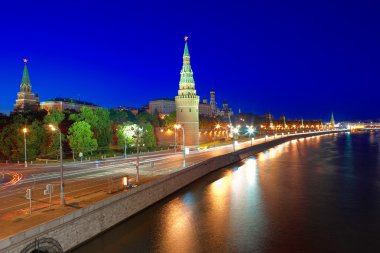 Moskova kremlin ve kremlin setin geceleri.