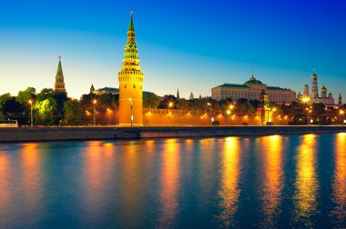 Moskova kremlin ve Moskova Nehri gece görünümü.