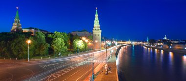 Moskova kremlin ve kremlin setin geceleri.