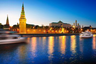 Moskova kremlin ve Moskova Nehri gece görünümü.
