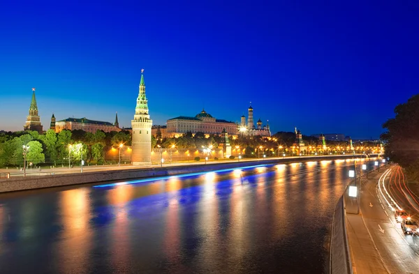 View of the Moscow Kremlin and Moskva river at night. — Stock Photo, Image
