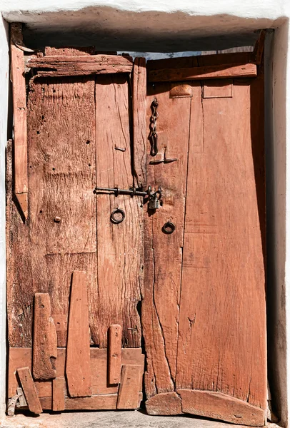 Old dilapidated wooden door. — Stock Photo, Image