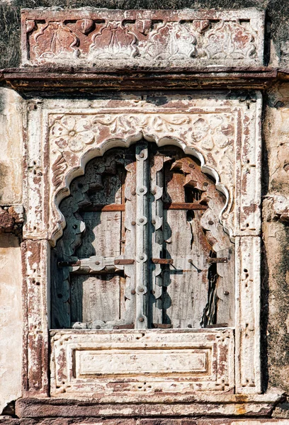 Vecchia finestra e persiane in legno — Foto Stock