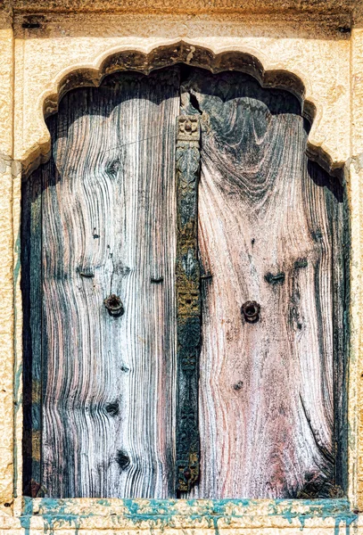 Staré okno a dřevěné žaluzie s kamenný trámce — Stock fotografie