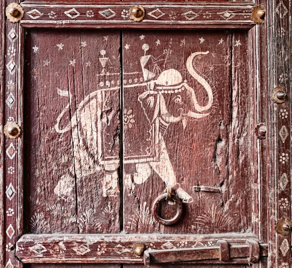 Gamla trä dörr med en bild av en elefant. fragment. — Stockfoto
