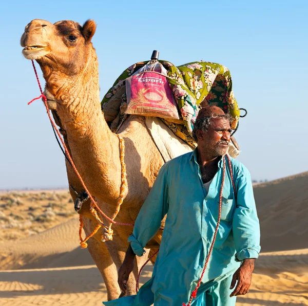 Homem camelo lidera seu camelo através do deserto de Thar — Fotografia de Stock
