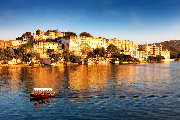 Udaipur městském paláci. Pichola lake. Indie. — Stock fotografie