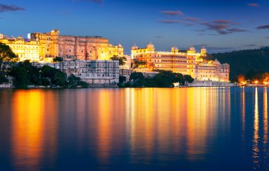 Şehir Sarayı ve PICHOLA lake, gece, udaipur, İstanbul, Türkiye