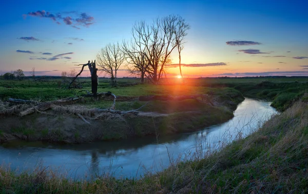 Pôr-do-sol no Rio Little Sister. Região de Moscovo. Rússia — Fotografia de Stock