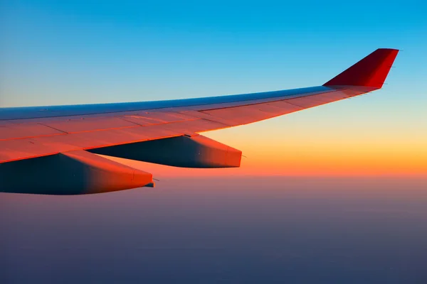 Cestování letadlem v sunrise — Stock fotografie