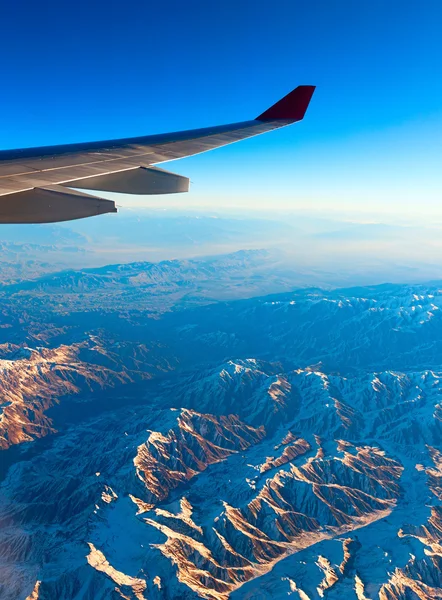 Cestování letadlem nad horami — Stock fotografie