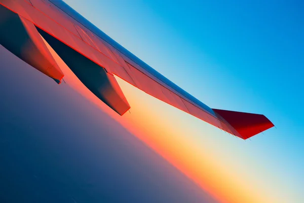 Flugreisen bei Sonnenaufgang — Stockfoto