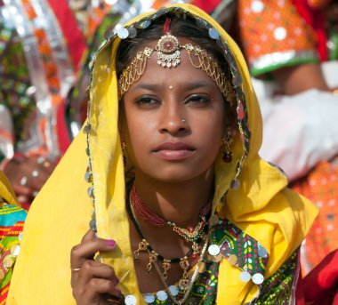 renkli etnik kıyafetleri içinde tanımlanmamış bir kız katılır p