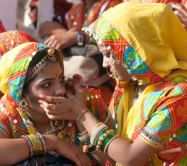 Kimliği belirsiz bir grup kızı renkli etnik kıyafetleri içinde katılır — Stok fotoğraf