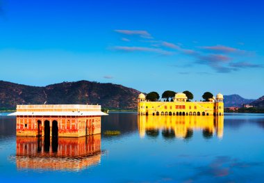Saray jal mahal (su Sarayı) gün batımında. Jaipur, rajasthan, Hindistan, Asya. Panorama.