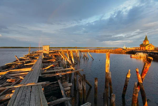 Oude houten pier bij zonsondergang. — Stockfoto