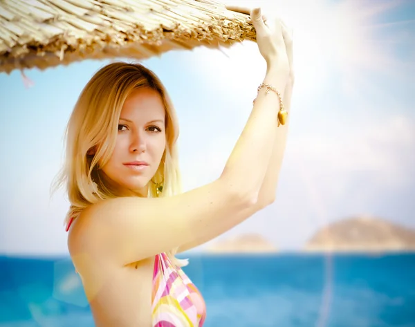 Junge hübsche Frau an einem Strand — Stockfoto