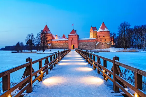 Trakai - centro histórico de la ciudad y el lago en Lituania —  Fotos de Stock