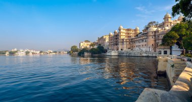 PICHOLA Lake ve şehir palace udaipur içinde. Hindistan.